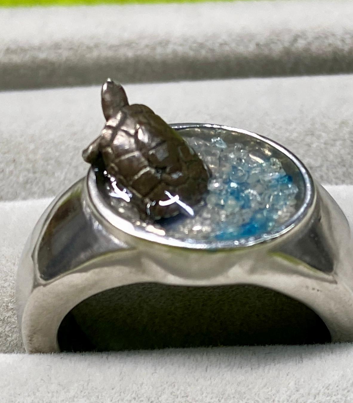 池から出ようとするイシガメさんのリング　　＃16